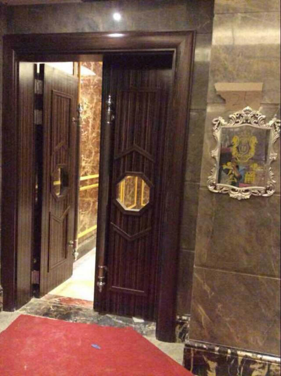 包厢门