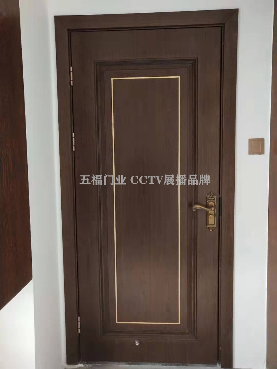 实木复合凸线雕花门